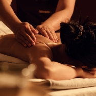 Le massage assis à l’huile, réflexologie de l’omoplate